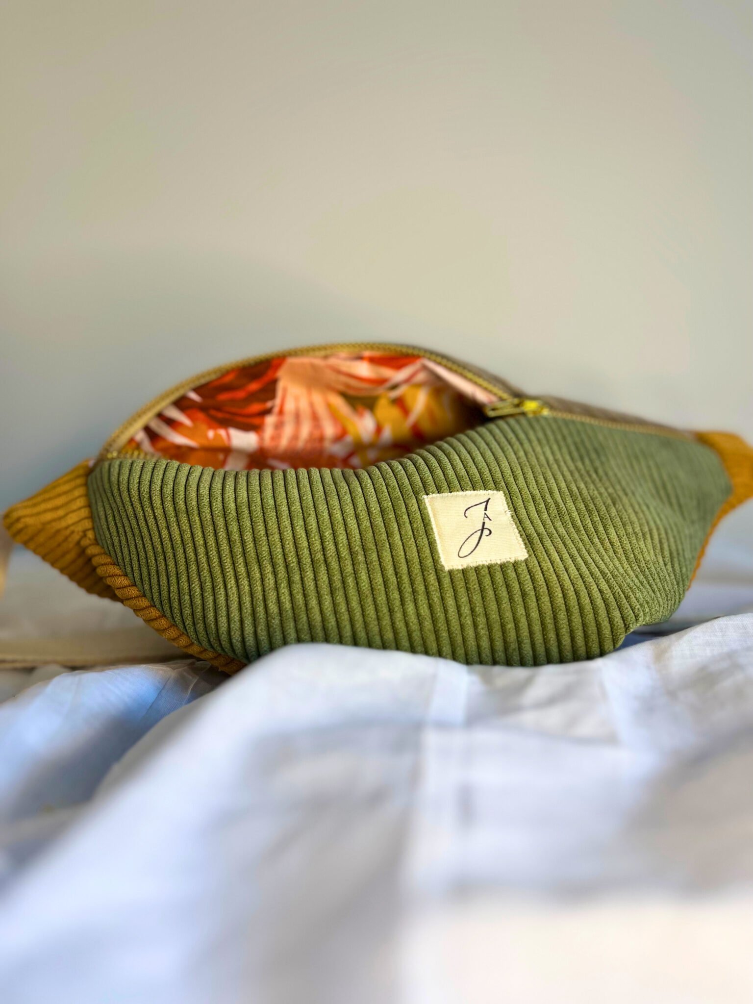 e2b99484-1f47-48be-a6ca-cba2ec9e283f